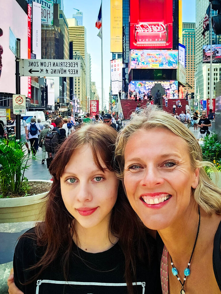 mom and daughter selfie times square