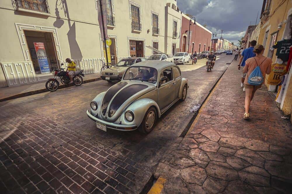 Moments of life and traffic in an alley of Valladolid in Mexico