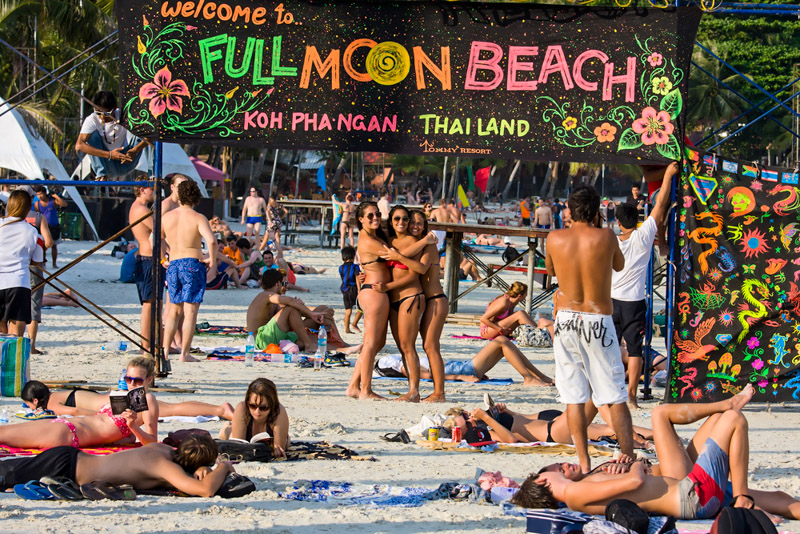 Crowds on Haad Rin beach before the full moon party