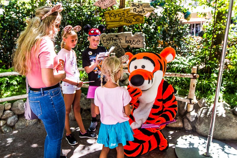 young kids with tigger disneyland anaheim (2)