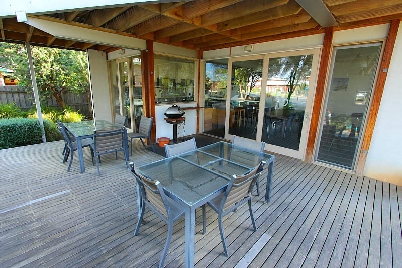 outside eating area YHA Apollo Bay - 