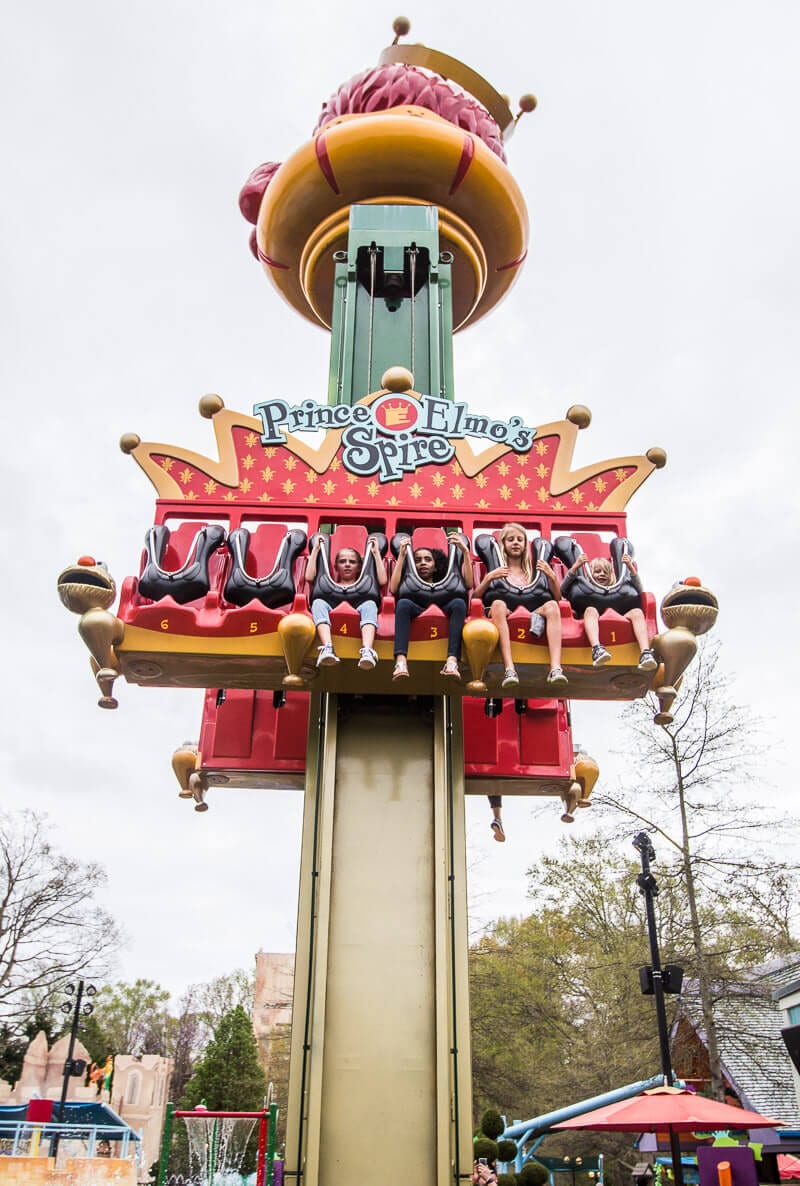 kids on the prince elmo spire big drop ride