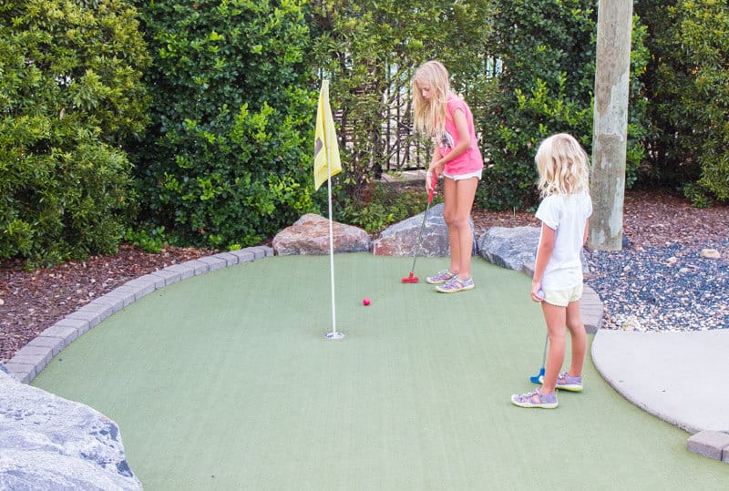 girl playing Mini golf at Great Wolf Lodge Charlotte