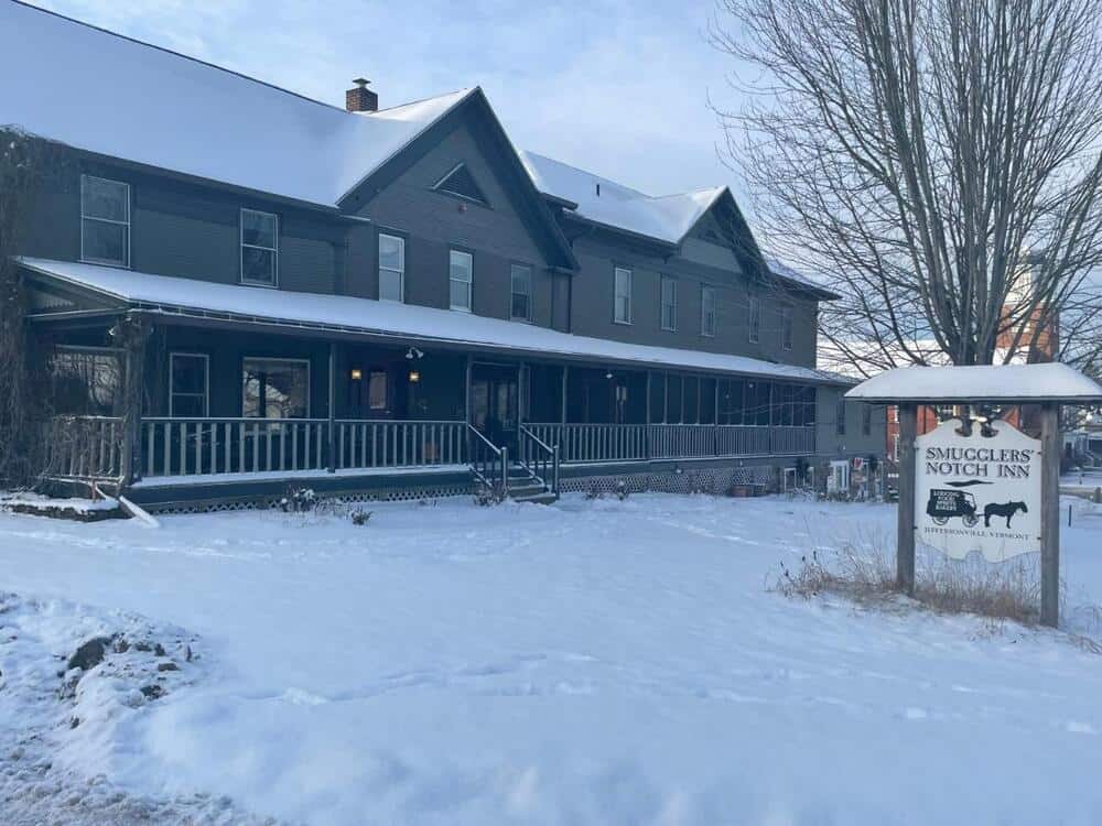 exterior of smugglers in stowe in the snow