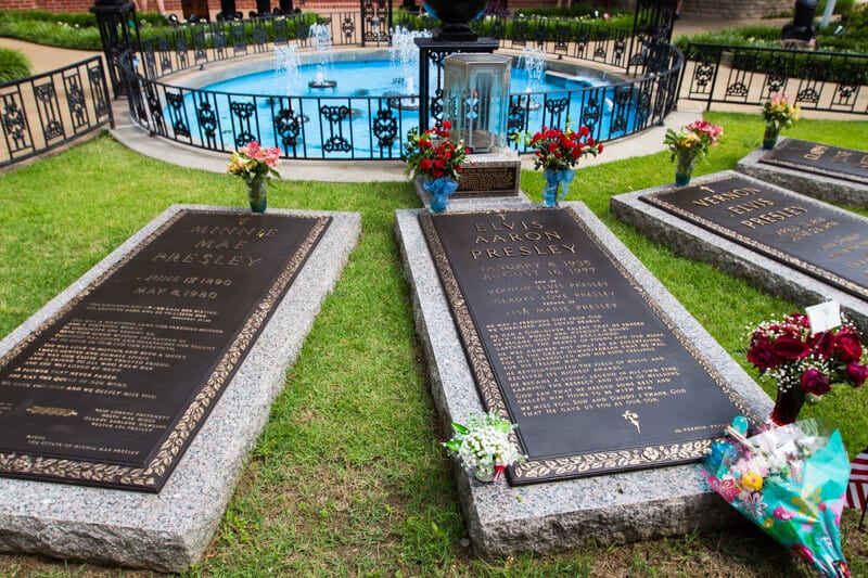 elvis grave at Graceland 